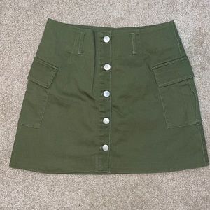 TOBI ON DUTY CARGO MINI SKIRT IN OLIVE